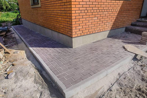 Отмостка вокруг дома из тротуарной плитки