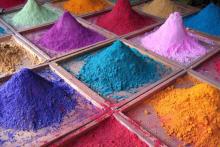 Как добавляют пластификаторы и красители при изготовлении тротуарной плитки